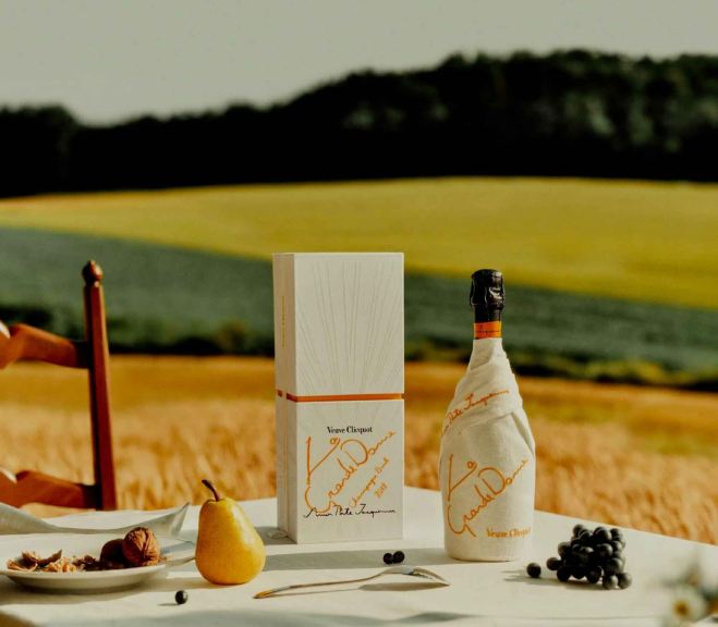 Foto da embalagem criada por Jacquemus para a marca d champanhe Veuve Clicquot.