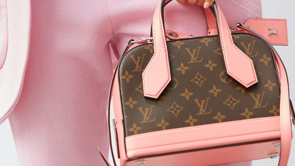 Louis Vuitton e Grace Coddington criam collab lúdica com gatos, bolsas icônicas e peças que misturam tradição e imaginação.