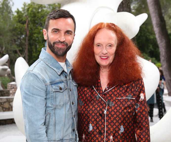 Foto de Nicolas Ghesquière, atual diretor criaivo da Louis Vuitton ao lado de Grace Coddington que veste conjunto de seda da sua collab com a maison: Louis Vuitton Travels With Grace Coddington.