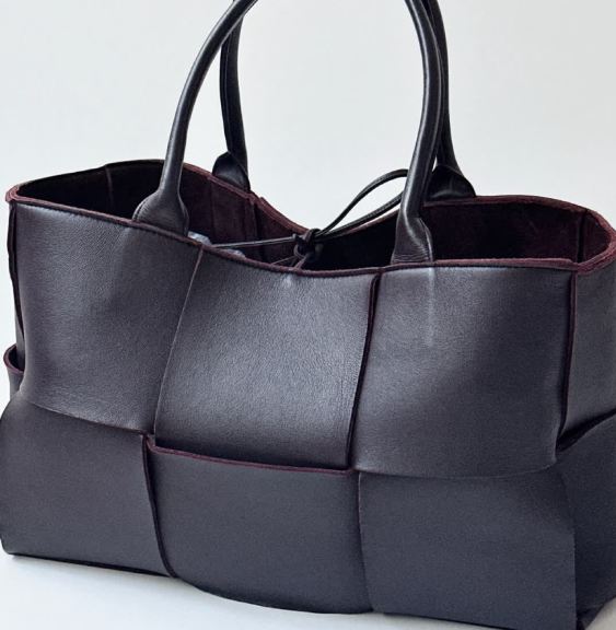 Foto de bolsa bottega veneta uma das novidades de marcas famosas no etiqueta única.