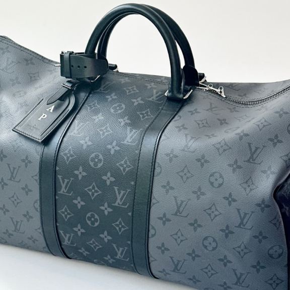 Foto de uma mala louis vuitton uma das novidades de marcas famosas no etiqueta única.