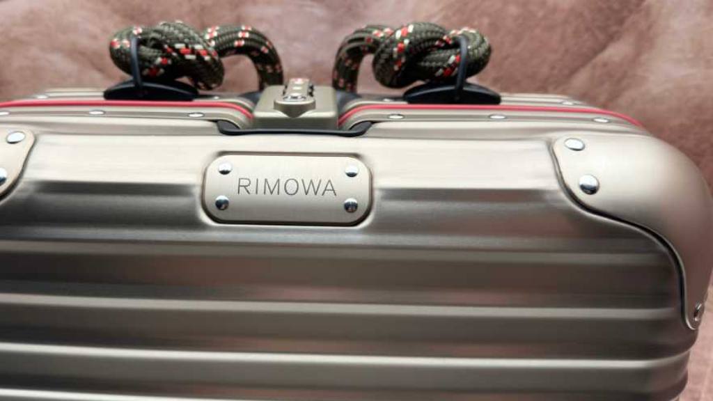 Conheça a mochila de alumínio Rimowa, o novo acessório de luxo masculino com design clássico e tecnologia alemã.