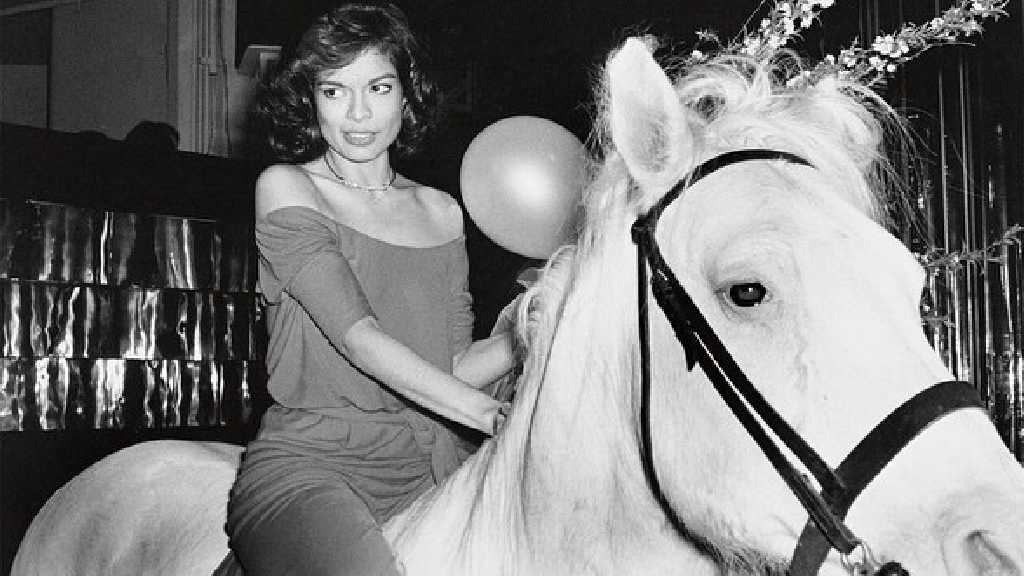 Foto de Bianca Jagger entrando no Studio 54 montada em um cavalo.