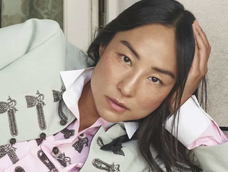 Foto de Greta Lee a nova embaixadora Dior.
