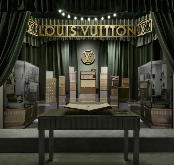 Foto da exposição louis vuitton art decó em Paris.