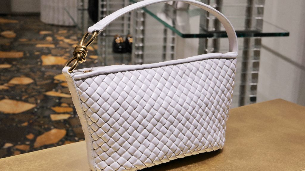 A it-bag do momento: a Nova Bolsa Bottega Veneta Campana combina design prático, trançado Intrecciato e cores inéditas. Descubra por que fashionistas já desejam este lançamento.