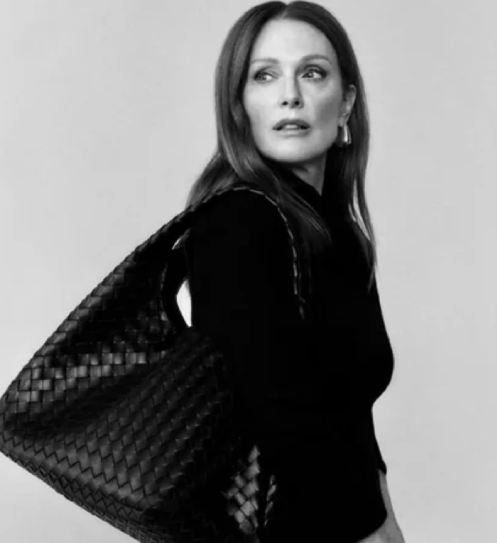 Foto de Julianne Moore na Campanha da Nova Bolsa da Bottega Veneta Campana.