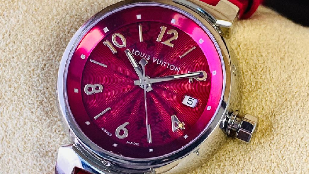 Descubra como a Louis Vuitton celebra o legado de Gérald Genta em seus lançamentos de alta relojoaria, unindo design icônico e maestria artesanal.