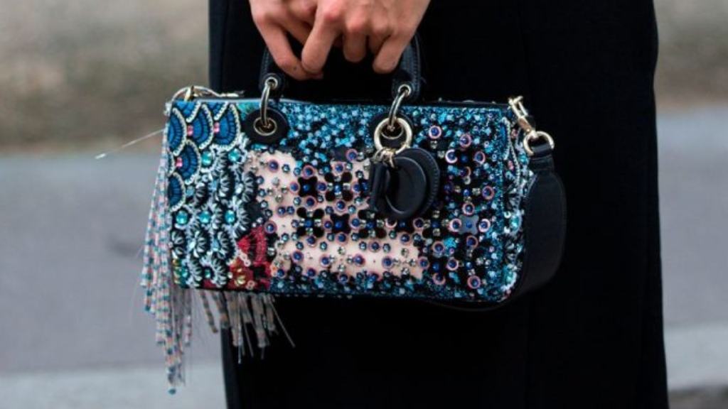 Confira as novas versões da Lady Dior por Jonathan Anderson. Saiba como o designer revisita o clássico da Dior, quem são os novos embaixadores e como a campanha combina história e contemporaneidade.