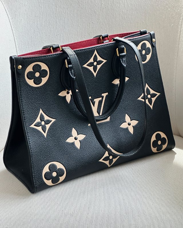 Bolsa Louis Vuitton OnTheGo. Clique na imagem e confira mais modelos da marca!