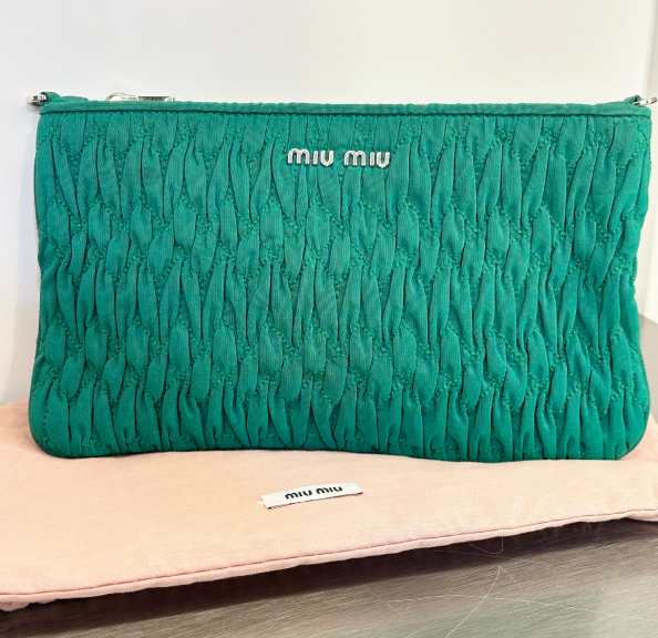 Foto da Tiracolo Miu Miu Tessuto uma das novidades de bolsas italianas de luxo no etiquta unica.