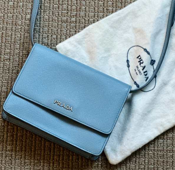 Foto da bolsa da marca italiana 
Prada Saffiano Lux Astrale. 
