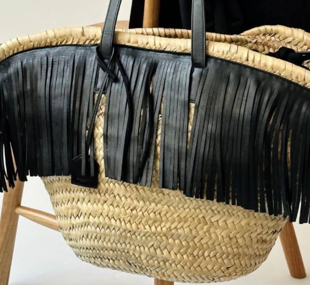 Foto de uma bolsa feita de materiais naturais de luxo da marca Saint Laurent.