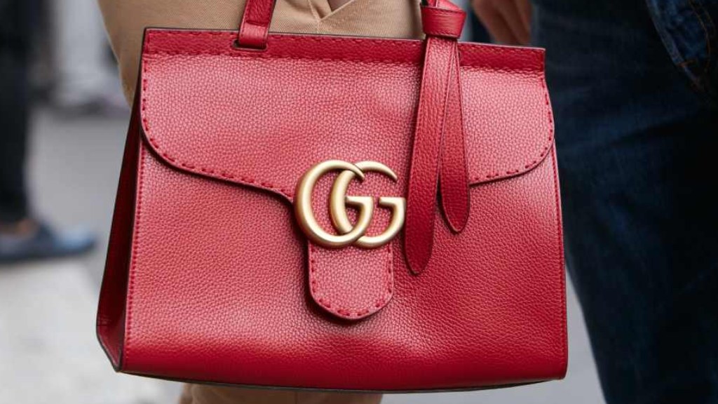 Conheça as bolsas vermelhas famosas da LV, Chanel, Prada, Miu Miu e YSL e entenda porque a cor vai salvar seu armário do tédio.