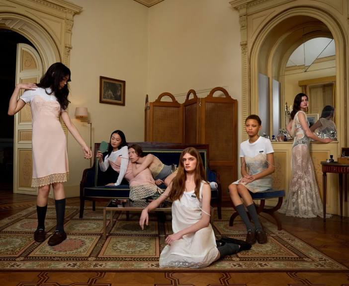 Foto de uma campanha da marca Miu Miu, do grupo Prada.