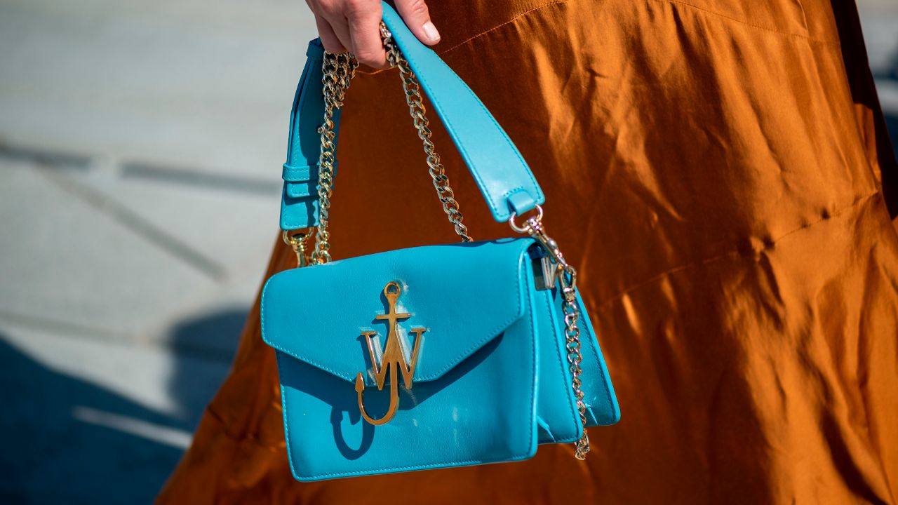 capa do post sobre bolsas coloridas para usar na primavera