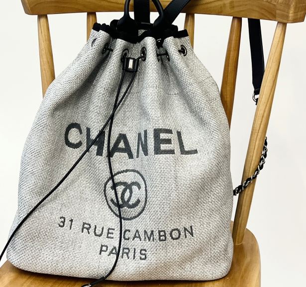 Foto da  Mochila Deauville, uma das dicas de compras Chanel no Etiqueta Única.