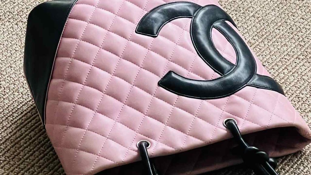Foto de bolsa vintage da Chanel, modelo Cambon.