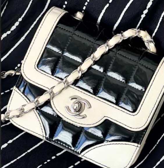 Foto da Bolsa Chanel Chocoloate Bar.