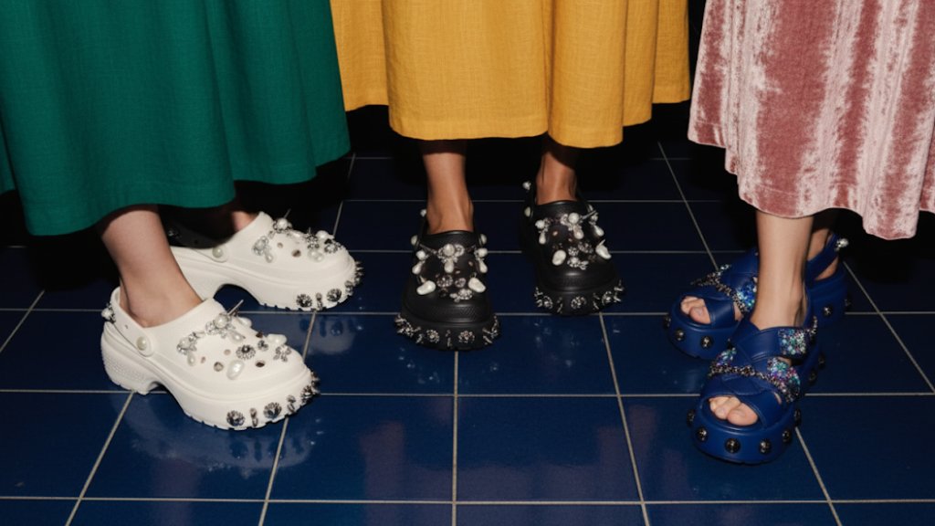Crocs e Jean Paul Gaultier lançam coleção inédita no Brasil. Conheça os modelos exclusivos que transformaram clogs em ícones fashion.