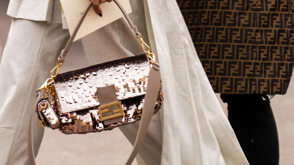 Descubra todos os detalhes e as bolsas que mais chamaram atenção no Desfile Fendi Verão 2026 na MFW (Semana de Moda de Milão).