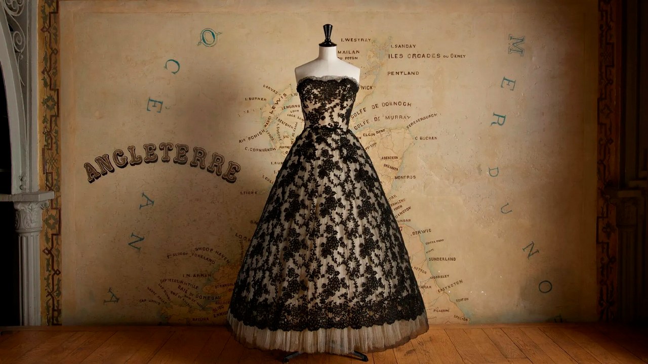 Vestido Christian Dior, Carmen, coleção Alta Costura Outono/Inverno 1951. (Foto: Reprodução/WWD)
