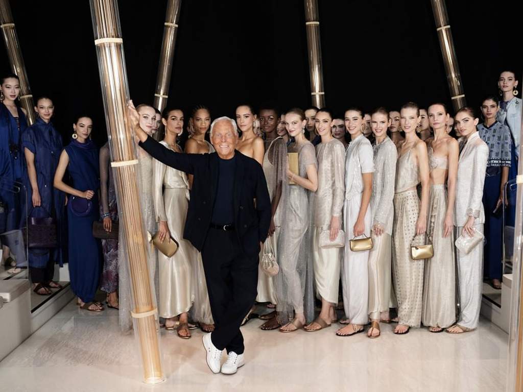 Foto de Giorgio Armani no final de um dos seus desfiles femininos.