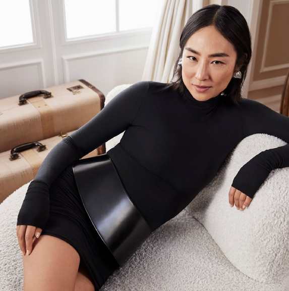 Foto de Greta Lee a atriz nova embaixadora Dior na Era Jonathan Anderson.