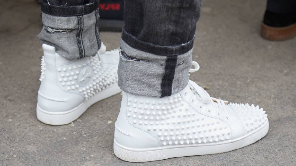 Foto de tênis masculino da marca Christian Louboutin que recebe Jaden Smith como diretor criativo.
