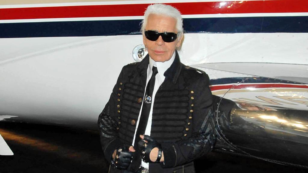 Novo documentário Karl revela o lado íntimo de Karl Lagerfeld, seu legado na moda e histórias inéditas de Chanel, Fendi e mais.