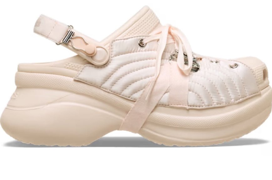 Foto de Crocs feito em collab com Jean Paul Gaultier.