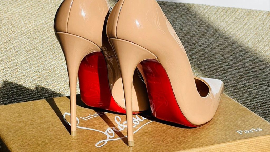 Foto de sapato Christian Louboutin com solado vermelho.