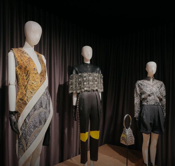 Foto de looks da Louis Vuitton em exposição em Paris.