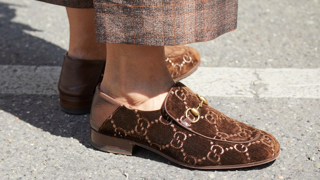 Trend alert: mocassim e loafer são os sapatos da vez! Veja ideias criativas de como combinar com vestidos, saias, jeans e calças de alfaiataria.