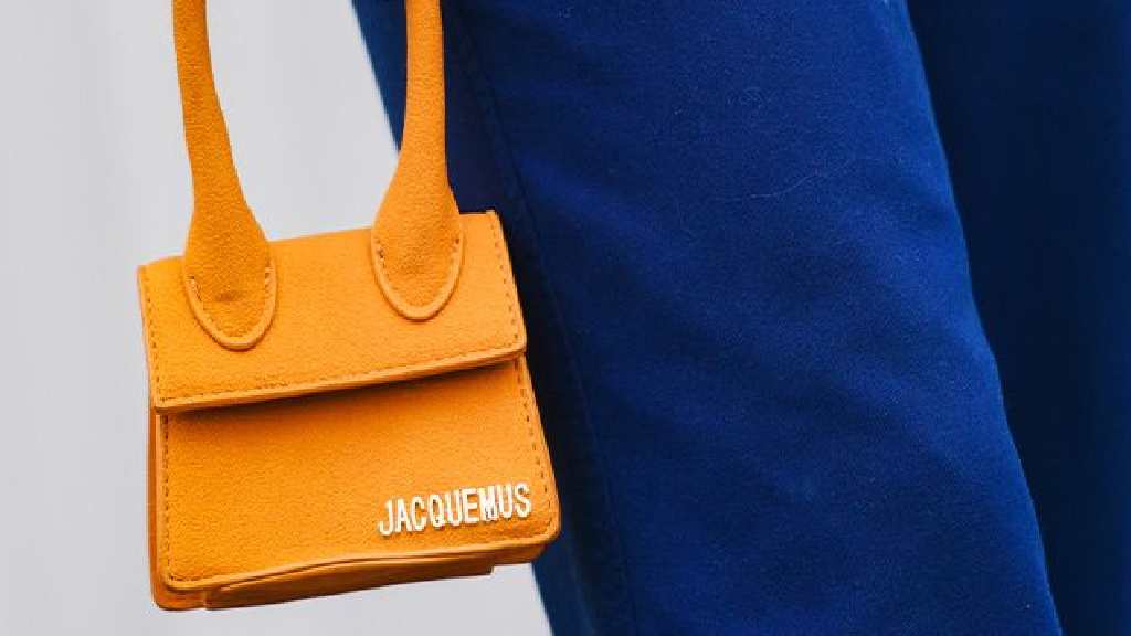 Collab Jacquemus x Nike: veja como o icônico Moon Shoe é reinventado com design minimalista e vibe retrô. Confira detalhes do lançamento e da parceria de moda