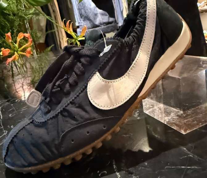 Foto do tênis Moon Shoe da Nike com a Jacquemus na cor preta.