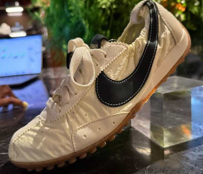 Foto do novo tênis Nike X Jacqueus Moon Shoe.