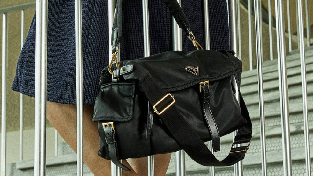 Foto da nova bolsa prada explore versão em nylon.
