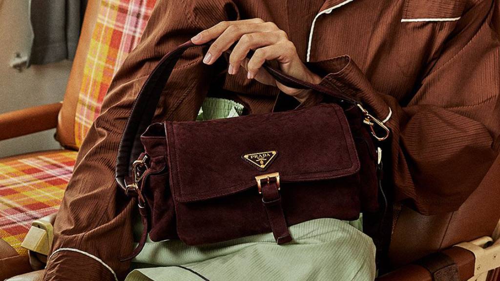 Foto da nova bolsa prada explore versão em camurça;
