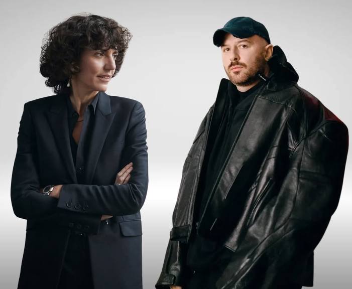 Foto da nova CEO e presidente da Gucci Francesca Bellettini ao lado de Demna, o atual diretor criativo da Gucci.