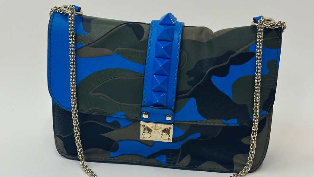 Foto de Bolsa Glam Lock Camuflagem, uma das novidades da Valentino no Etiqueta única.