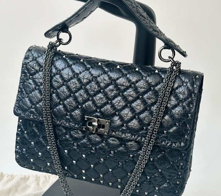 Foto de bolsa Rockstud Spike uma das novidades da Valentino no Etiqueta Única.