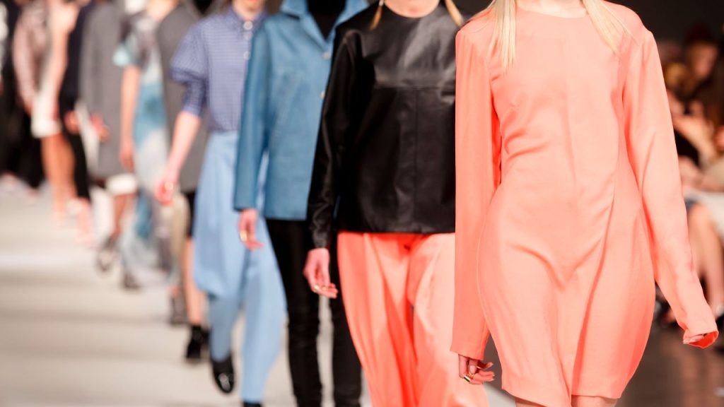 NYFW Verão 2026: Os desfiles que se destacram e as principais tendências de moda que prometem bombar.