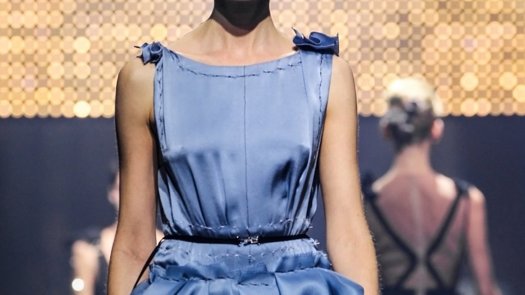 Descubra a história do Azul Lanvin, a cor icônica da marca francesa de luxo fundada em 1889, que retorna em 2025 na PFW.
