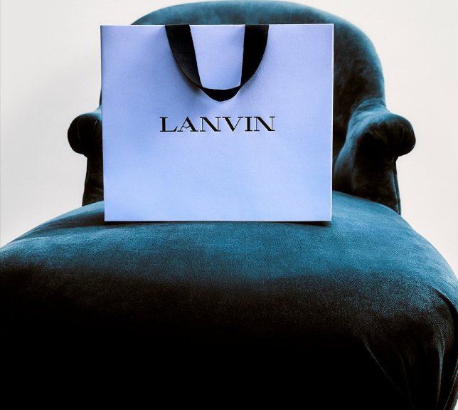 Foto da nova sacola da Lanvin que ganha a tonalidade distintiva azul da marca.