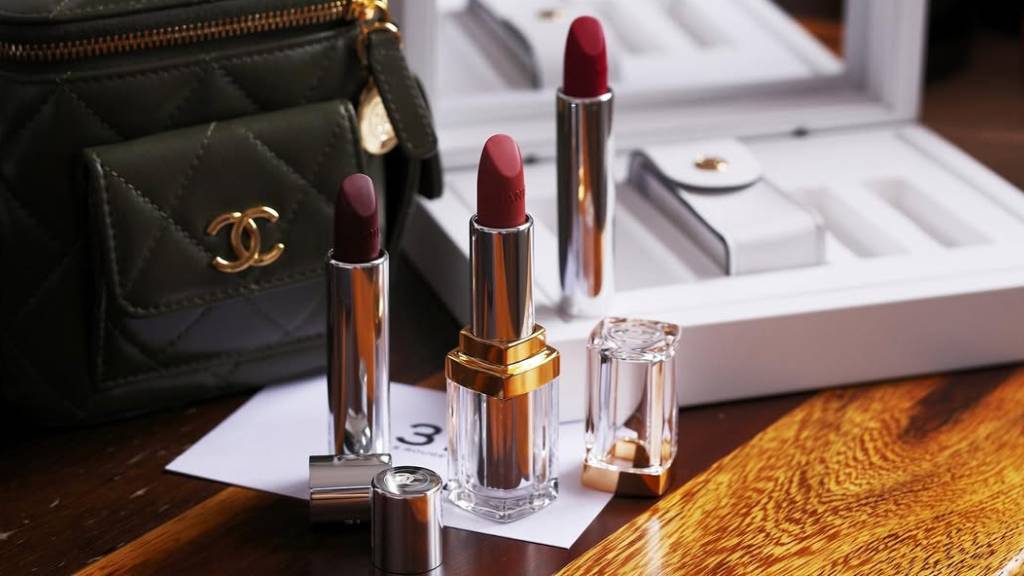 Foto do Chanel 31 Le rouge um dos batons mais caros das marcas de luxo que custa 1370 reais.