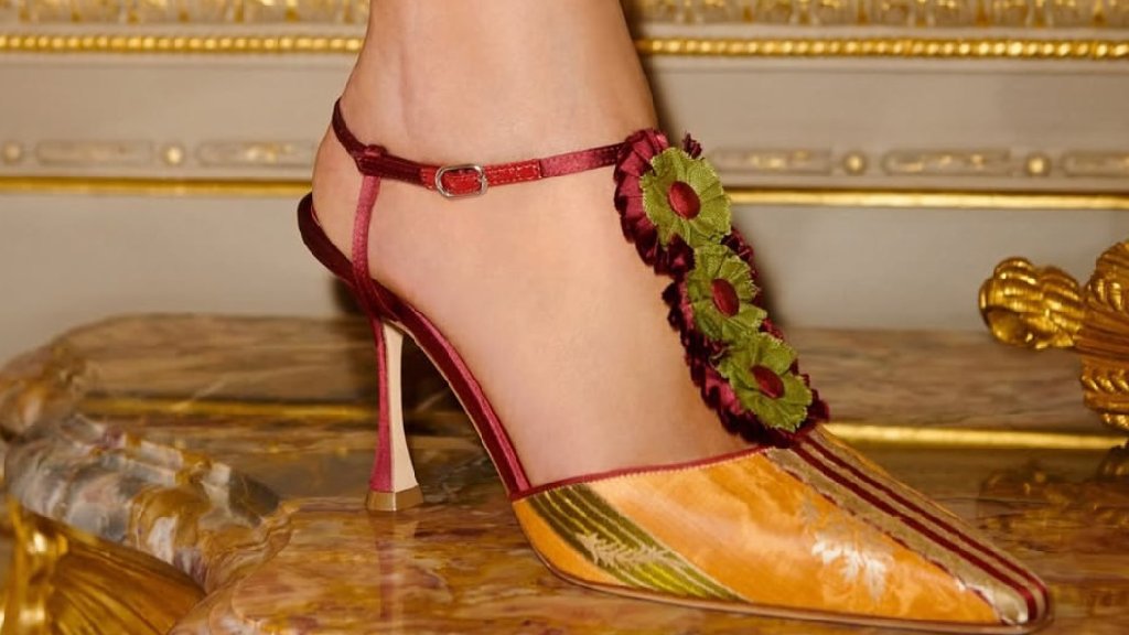 Foto de Scarpin Manolo Blahnik inspirado na Rainha da França Maria Antonieta.