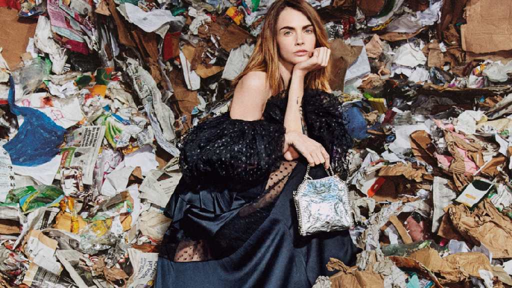 Foto da modelo ara Delevingne na Campanha de Aniversário da Falabella: a bolsa de luxo eco-friendly mais famosa do mundo, nunca prejudicou um único ser vivo e é vegana até mesmo na cola utilizada em sua fabricação.