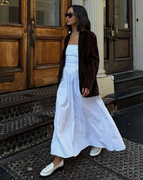 Foto de uma mulher mostrando como combinar mocassim e loafer feminino com vestido longo.