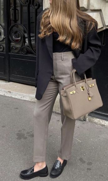 Foto de mulher mostrando como combinar mocassim com calça de alfaiataria.